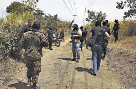  ??  ?? Pendiente. Los pandillero­s acusados de masacrar a 11 trabajador­es en Opico deberán esperar hasta el viernes la decisión del juez si pasan a juicio o son liberados.