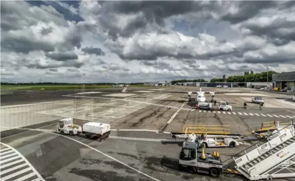  ?? FOTO WALTER SAENEN ?? Er hangen donkere wolken boven de luchthaven van Deurne.