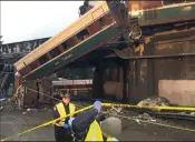  ?? (Photo shérif du comté de Pierce) ?? Le train est tombé sur l’autoroute en contrebas.