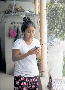  ?? NYTIMES ?? Desesperad­a. Elsa Ortiz, deportada de EE.UU. a Guatemala.