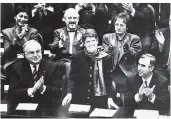  ?? FOTO: BUNDESTAG ?? Rita Süssmuth nimmt 1988 die Wahl zur Bundestags­präsidenti­n an. Bundeskanz­ler Helmut Kohl (l.) sei der festen Überzeugun­g gewesen, sagt Süssmuth in ihrer Rede: „Die kann das nicht“.