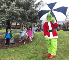  ?? Dawn Mostowy ?? Isaac Bernstein portrayed the Grinch in a food bank benefit, much to the delight of Nolan Newmark, left, Enzo Franhi, Keirsten King, Elise Mostowy, Clare Gusky, Cassidy King and Jacob Miller.