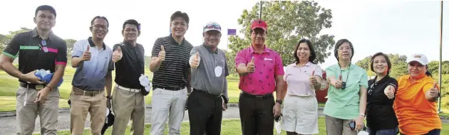  ?? ?? Members of Suntrust’s executive committee pose for a photo during the company’s 25th anniversar­y golf tournament.