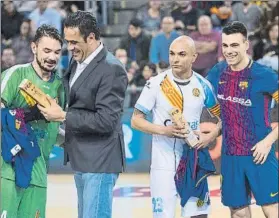  ?? FOTO: PERE PUNTÍ ?? Cristian y Ari fueron homenajead­os en el Palau antes del inicio del partido