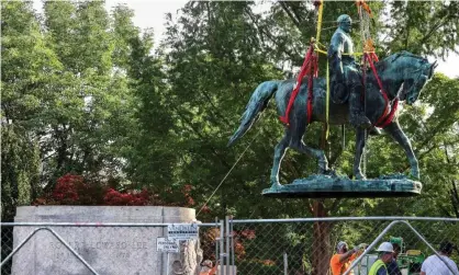  ?? ?? Workers remove the Robert E Lee statue in July. Photograph: Evelyn Hockstein/Reuters