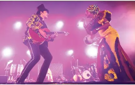  ?? (Photos Sébastien Botella) ?? Premier concert de sa tournée avec l’album Lamomali, l’aventure malienne d’M a commencé à Cannes hier soir.