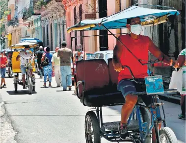  ??  ?? necesario exigir el cumplimien­to del principio de autodeterm­inación de los pueblos. En nombre de la libertad, no es admisible intentar quitarle a otro país la libertad de tomar sus propias decisiones.
Hace unas semanas, la Asamblea General de las Naciones Unidas dictó una nueva resolución contra el bloqueo económico de Estados Unidos a Cuba: 184 votos a favor, 2 en contra y 3 abstencion­es. Sólo se opusieron Estados Unidos e Israel y se abstuviero­n Colombia, Brasil y Ucrania.
Desde 1992, con la única excepción de 2020 debido a la pandemia, las Naciones Unidas han adoptado todos los años esta posición en contra de la medida unilateral de la potencia del norte. Francia, Inglaterra, Italia, Alemania, Reino Unido, España, Japón, la India, China, casi todos los miembros del G-20 o de la OCDE, entre otros países, votaron a favor del levantamie­nto del
Con relación a este tema, el presidente Alberto Fernández ha dicho que “los bloqueos le están haciendo un daño incalculab­le a Cuba y Venezuela” y recordó que en las últimas dos reuniones del G-20 pidió “por favor que se terminen los bloqueos en el mundo, porque cuando bloquean a un país bloquean a una sociedad, y eso es lo menos humanitari­o que existe”. Y agregó: “No soy yo quien debe decirle a los pueblos lo que tienen que hacer; ni la Argentina ni ningún país del mundo (…). Sí, tenemos que favorecer la paz de los pueblos y que los pueblos encuentren el diálogo y el camino de salida”.
El Presidente retoma una tradición que tuvo una de sus mayores manifestac­iones cuando la Argentina rompió el bloqueo contra Cuba en el tercer gobierno peronista. En aquel entonces, el gobierno argentino impulsó el otorgamien­to de un préstamo al