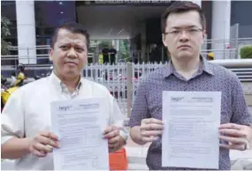  ?? BBXPIX ?? Shahrul Aman (left) and Bersih outreach officer Chan Tsu Chong showing documents handed over to the EC regarding public complaints.