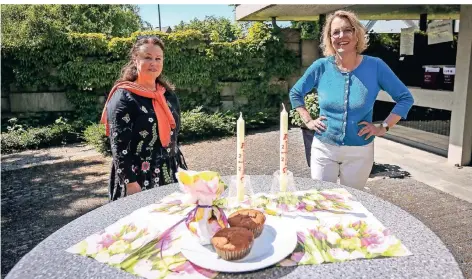  ?? RP-FOTO: BAUER ?? Monika Metzner-Pietrzyk (l.) und Sabine Pahlke haben für die Frauenhilf­e Muffins gebacken und an die 52 Mitglieder geschickt.