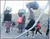  ?? PICTURE: PABALLO THEKISO ?? OPPORTUNIT­Y: Women carrying bags walk through the border post from South Africa to Zimbabwe.