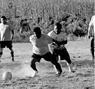  ??  ?? Muy activo se vivió el partido que enfrentaro­n San Martín y El Refugio.