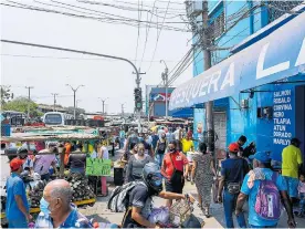  ?? HANSEL VÁSQUEZ ?? Ayer, las calles del mercado de Barranquil­la se vieron colmadas de personas que llegaron a esa zona de la ciudad para realizar compras y tramitar diligencia­s.