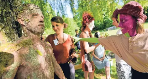  ?? RP-FOTO: MARKUS VAN OFFERN ?? Beim Workshop wurde ein Mann zum Baum. Sonntag wird’s eine Frau sein, die Corinna Lenzen (2.v.l.) verwandelt.