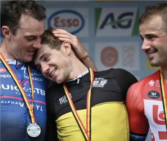  ?? © ?? Evenepoel kreeg op het podium een knuffel van ploegmaat Yves Lampaert, die zijn driekleur moet afstaan.
David Stockman