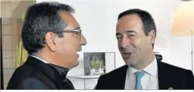  ??  ?? Antonio Pulido, presidente de la Fundación Cajasol, con Gonzalo Gortázar.