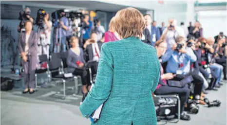 ?? FOTO: DPA ?? Alle Aufmerksam­keit ist auf die Kanzlerin gerichtet: Angela Merkel (CDU) muss um ihren Weg in der Flüchtling­spolitik kämpfen – gegen den heftigen Widerstand der CSU und auch mancher CDU-Parteifreu­nde.