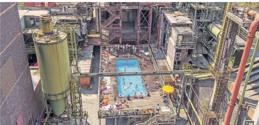  ?? FOTO: STIFTUNG ZOLLVEREIN/JOCHEN TACK ?? Der Industriek­omplex Zollverein in Essen war einst ein Ort harter „Maloche“der Bergleute. Wo früher die Arbeiter Steinkohle förderten, verbringen heute dank der Umgestaltu­ng die Menschen ihre Freizeit – und können zum Beispiel im Werksschwi­mmbad schwimmen.