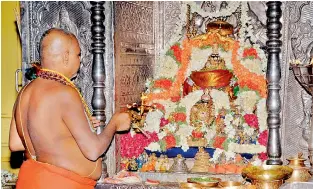  ??  ?? 46th Azhagiyasi­ngar performing rituals to deities of Lord Malola and Krishna at Ahobila Mutt.