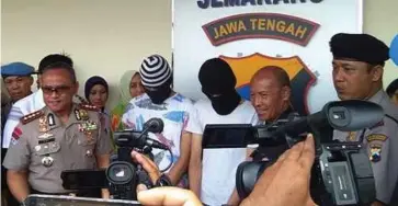  ??  ?? REMAJA terbabit dibawa menghadiri sidang media selepas melakonkan semula
kejadian. - Agensi