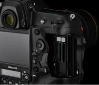  ??  ?? >>
Dualer Speicherka­rtenslot: Wie zu erwarten, besitzt die neue Nikon D6 einen dualen Speicherka­rtenslot für Cfexpress- und Xqd-karten, um Bilddaten schnell sichern zu können.