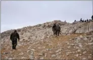  ?? THE ASSOCIATED PRESS ?? Syrian forces take up positions during fighting between Government forces and Islamic State group militants in the ancient city of Palmyra, near Homs, Syria, on Thursday.