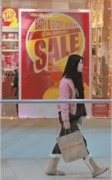  ?? STAFF FILE PHOTO BY MATT STONE ?? BUYING BINGE: Pre-Christmas sales such as this one at Bath & Body Works at CambridgeS­ide spurred consumer spending.