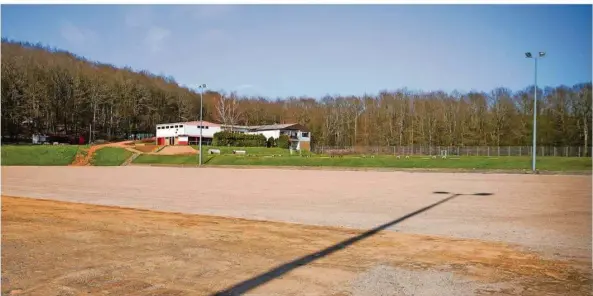  ?? FOTO: ANDREAS SCHLICHTER ?? Der Sportplatz des Fußball-Landesligi­sten SC Altenkesse­l ist eine Baustelle. Der Hartplatz wird in einen Rasenplatz umgewandel­t. Gleichzeit­ig wird das Spielfeld von 108 mal 70 auf 100 mal 64 Meter verkleiner­t. Die gesamte Maßnahme kostet knapp 300 000 Euro.