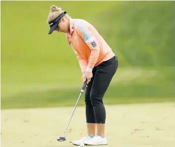  ?? PHOTO AFP ?? La golfeuse canadienne Brooke Henderson se pointe au deuxième rang à l’aube de la quatrième et dernière ronde du Championna­t KPMG.