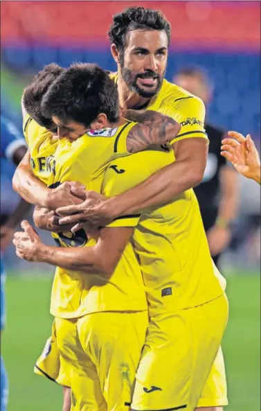  ??  ?? Rubén Peña, autor del tercer gol del Villarreal, es felicitado efusivamen­te por sus compañeros.