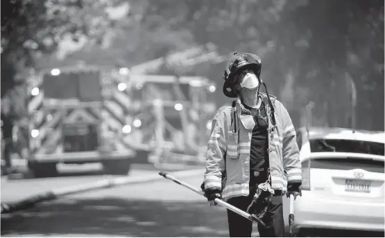  ?? Mark Mulligan / Houston Chronicle ?? Four hundred firefighte­rs responded to the Spring Branch warehouse over two days and didn’t know what chemicals were on site.