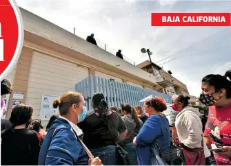  ?? CARLOS LUNA /EL SOL DE TIJUANA ?? Familiares de internos acudieron al penal de Tijuana tras los disturbios que los presos ocasionaro­n para denunciar falta de alimentos y malos tratos