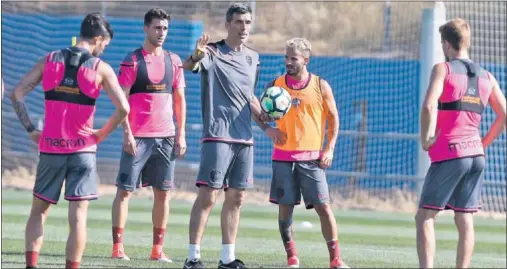  ??  ?? DOS DÍAS PARA EL DEBUT. Muñiz y sus hombres perfilan todos los detalles de cara al derbi de este lunes frente al Villarreal.