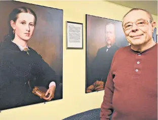  ?? DESIREE ANSTEY/JOURNAL PIONEER ?? Peter Holman, the great-grandson of Robert Tinson Holman pictured behind and his wife Ellen McEwen.