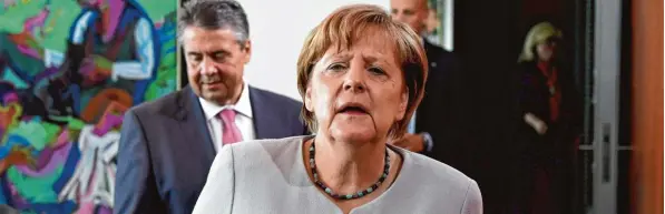  ?? Foto: John MacDougall, afp ?? CDU Kanzlerin Angela Merkel, SPD Vizekanzle­r Sigmar Gabriel gestern im Kabinett: Es gehe schlicht um eine „kontrollie­rte Sprengung“, sagt ein Unionsmann.