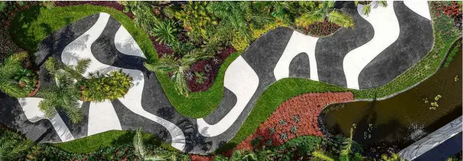  ?? Divulgação ?? Vista aérea do trajeto que emula o calçadão de Copacabana, no Rio de Janeiro, e que conduz os visitantes da mostra dedicada a Burle Marx em Nova York