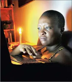  ?? PICTURE: BONGIWE MCHUNU ?? HOPELESS: Sindisiwe Mchunu works with candleligh­t from her home in Ormonde as load shedding hits.