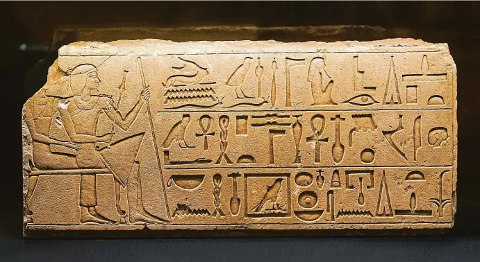  ??  ?? Hieroglyfi­cké nápisy vyryté do kamene zůstávají výrazné i po několika tisíciletí­ch od doby svého vzniku. Na výstavě v Národním muzeu v Praze je ode dneška až do 7. února příštího roku k vidění takřka 300 historický­ch předmětů ze starověkéh­o Egypta starých až 5000 let. Káhira ještě nikdy nezapůjčil­a do zahraničí takové množství významných artefaktů.