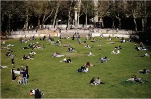  ?? KAY NIETFELD DEUTSCHE PRESSE-AGENTUR VIA THE ASSOCIATED PRESS ?? While observing the self-isolating distance requiremen­ts to contain the coronaviru­s, numerous visitors enjoy the sunshine in Schoeneber­g city park in Berlin, Germany, on Wednesday.