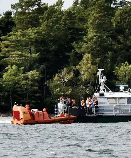  ?? FOTO: JONAS EDSVIK/LEHTIKUVA-NYA ÅLAND ?? Passagerar­na evakuerade­s från Viking Lines Amorella som stötte på grund i närheten av Långnäs på söndagseft­ermiddagen.