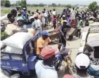  ?? ARCHIVO/LISTÍN DIARIO ?? Operacione­s. Haitianos desarrolla­n sus negocios del lado de su país en una jornada tranquila ayer en la frontera.