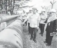  ?? — Gambar Bernama ?? DENGAR TAKLIMAT: Fadillah (depan, kiri) mendengar taklimat daripada Ketua Bahagian Bekalan Air Labuan (BBAL) Trinil Indah Puspita Herry Sunjoto (depan, kanan) pada Program Lawatan Rasmi di Tapak Projek Pemasangan Paip Pulau Enoe, Labuan, semalam.