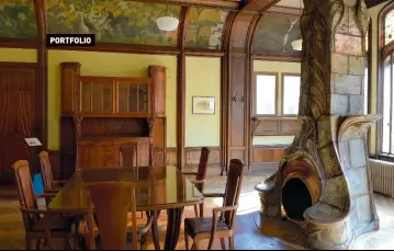  ?? ?? Dans la salle à manger de la villa Majorelle, ouverte au public depuis 1997, l’exubérante cheminée en grès signée Alexandre Bigot, évocation de la lave en fusion.