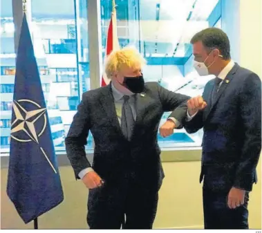  ?? EFE ?? Boris Johnson y Pedro Sánchez, ayer en la cumbre de la OTAN.