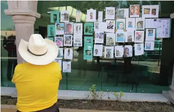  ?? JORGE SÁNCHEZ ?? En el Centro Cultural se observan los retratos de quienes no han sido localizado­s y estuvieron el viernes 18 de enero en el momento de la explosión.