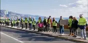  ?? Les « gilets jaunes » mobilisés hier entre Menton et Roquebrune-Cap-Martin. (Photo N.H.-F.) ??