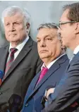  ?? Foto: dpa ?? Orbán (Mitte) in Seeon mit den CSU Po  litikern Seehofer und Dobrindt.