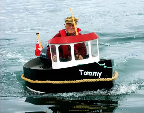  ??  ?? BELOW Tommy’s builder Ian Royston at the helm during a trial runabout