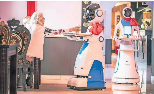  ?? ?? Ist das die Zukunft der Gastronomi­e? Ein Servier-roboter in einem China-restaurant in Moers.