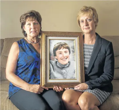  ?? RYAN TAPLIN • FILE ?? Sisters Elizabeth Deveau and Dorothy Dunnington hold a photo of their sister Chrissy who died in March 2018 from an infected bedsore.