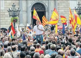  ?? MANÉ ESPINOSA ?? Plaza Sant Jaume. España Ciudadana, la plataforma que impulsa Rivera, reunió a un millar de personas frente a la Generalita­t y el Ayuntamien­to Recuerdo. Societat Civil Catalana recordó la manifestac­ión con un acto que contó con la participac­ión de algunos voluntario­s que ayudaron a la marcha del 8-O